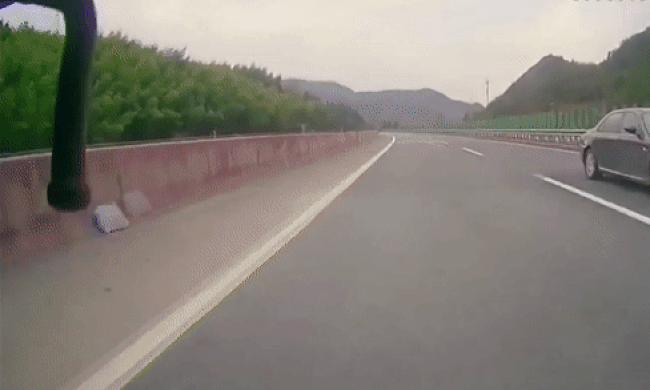 Tài xế suýt mất mạng khi thay lốp bên đường