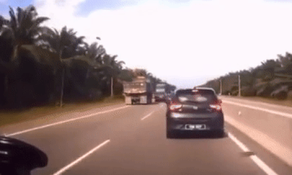 Dừng thay lốp bên đường, hai người thiệt mạng