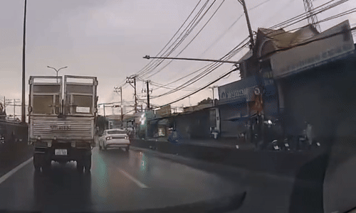 Đột ngột dừng, ôtô con bị xe tải húc vỡ nát