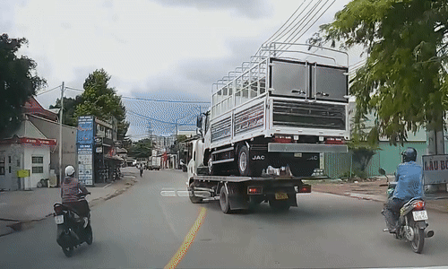 Xe máy vượt ẩu ngã sõng xoài vì gặp ôtô rẽ sai luật