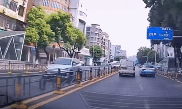 Tạt đầu trả đũa, xe taxi bị lật ngửa