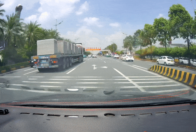Taxi cắt ngang đầu xe container để chuyển hướng
