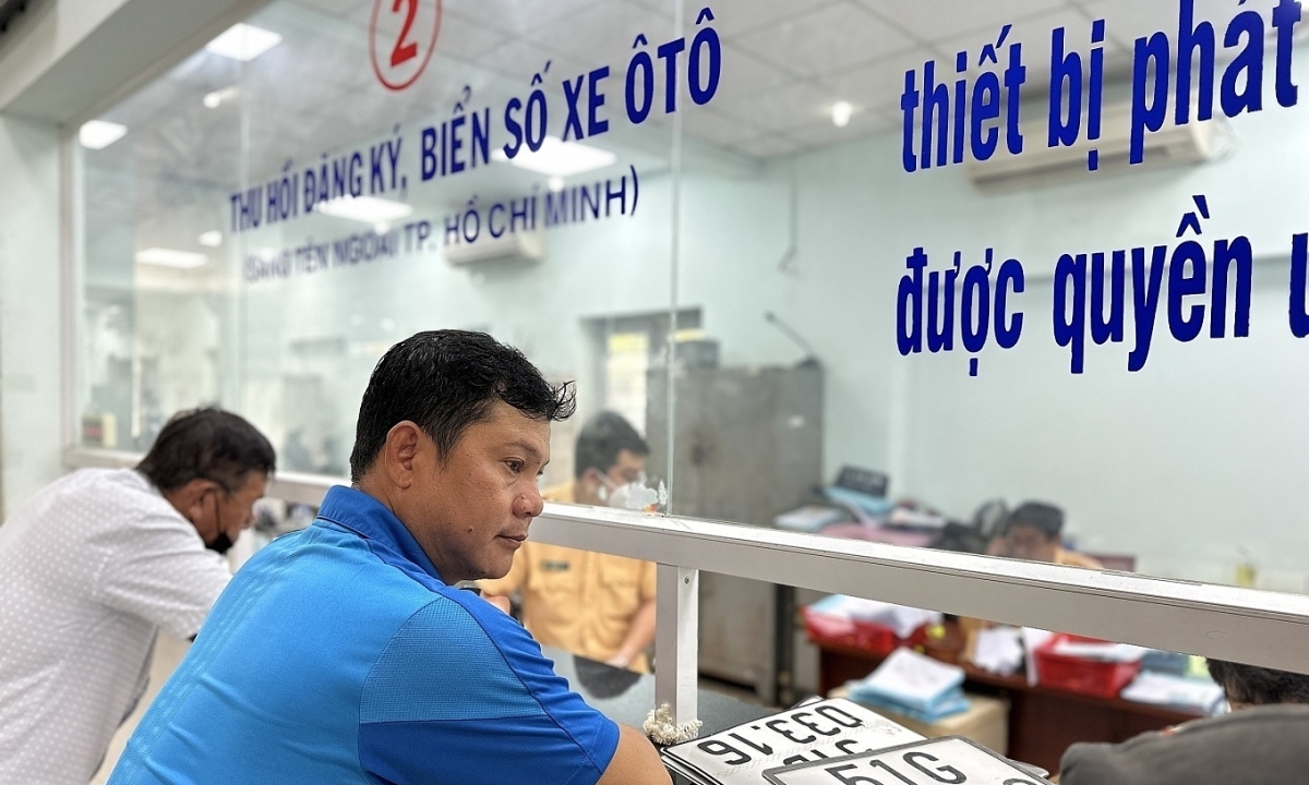 Phí đăng ký xe tại Hà Nội, TP HCM giảm hàng triệu đồng trong 2025