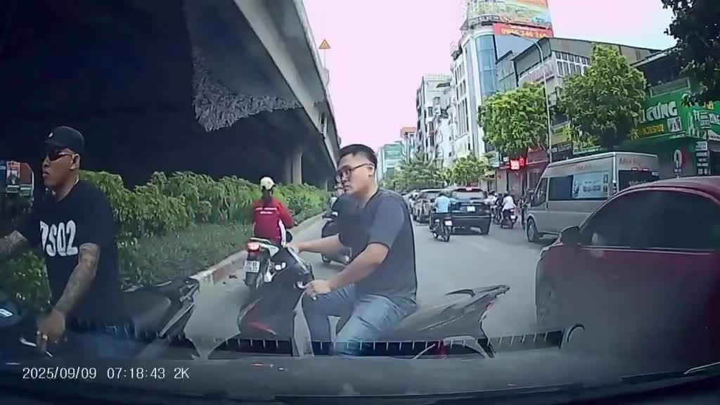 Hai người tìm mọi cách lách xe máy ngược chiều phố đông
