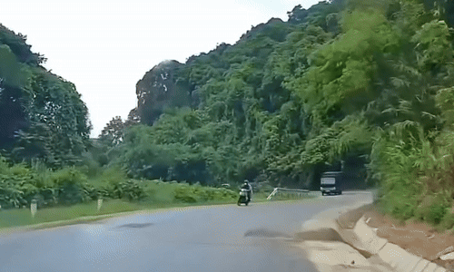Vào cua nhanh, xe tải xoay như com-pa