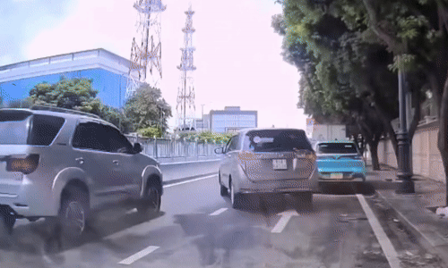 Huých nhẹ vào xe bên cạnh, SUV lật ngang