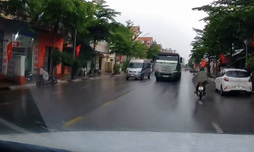 Xe đầu kéo lấn làn ngược chiều, ép xe con vào lề đường