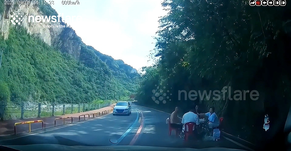 Bốn người bày bàn ngồi ăn giữa đường