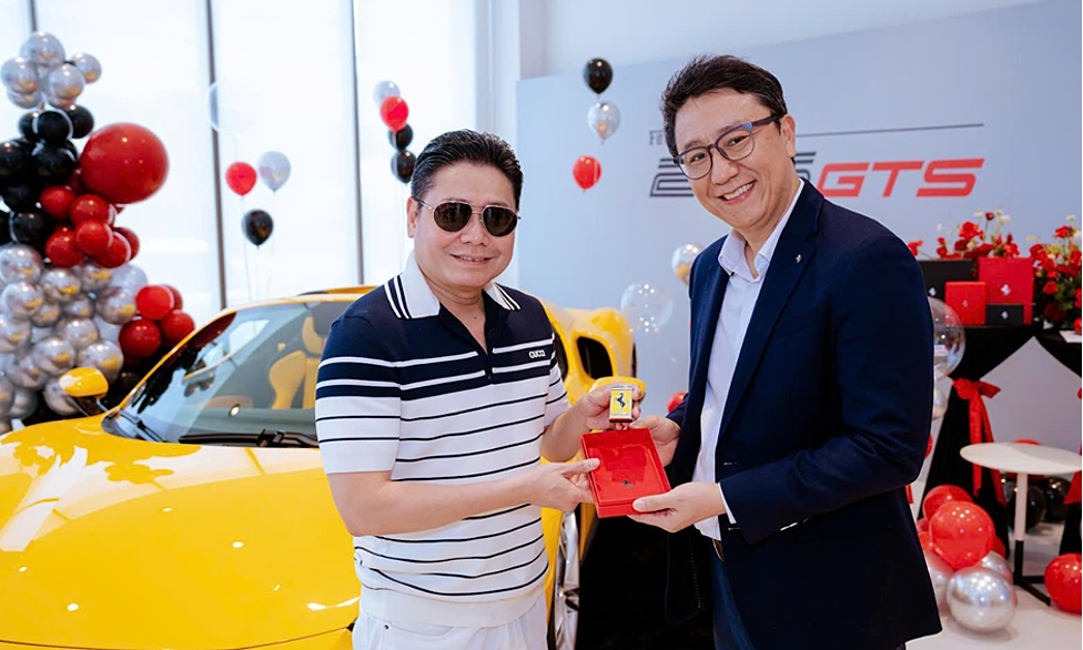 Giám đốc bệnh viện nhận bàn giao Ferrari 296 GTS