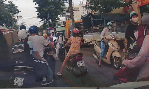 Đám đông xe máy chiếm toàn bộ làn đường ngược chiều