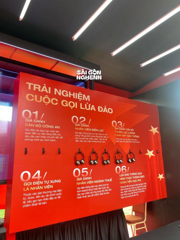 Người tham gia được trải nghiệm thực tế cuộc gọi lừa đảo và cách phòng chống. Ảnh: Công an Nhân dân.