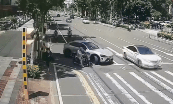 Va chạm nhỏ, nữ tài xế ôtô đánh nhau với người đi xe máy