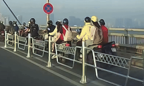 Xe máy 'như dưới đất chui lên' trước đầu ôtô