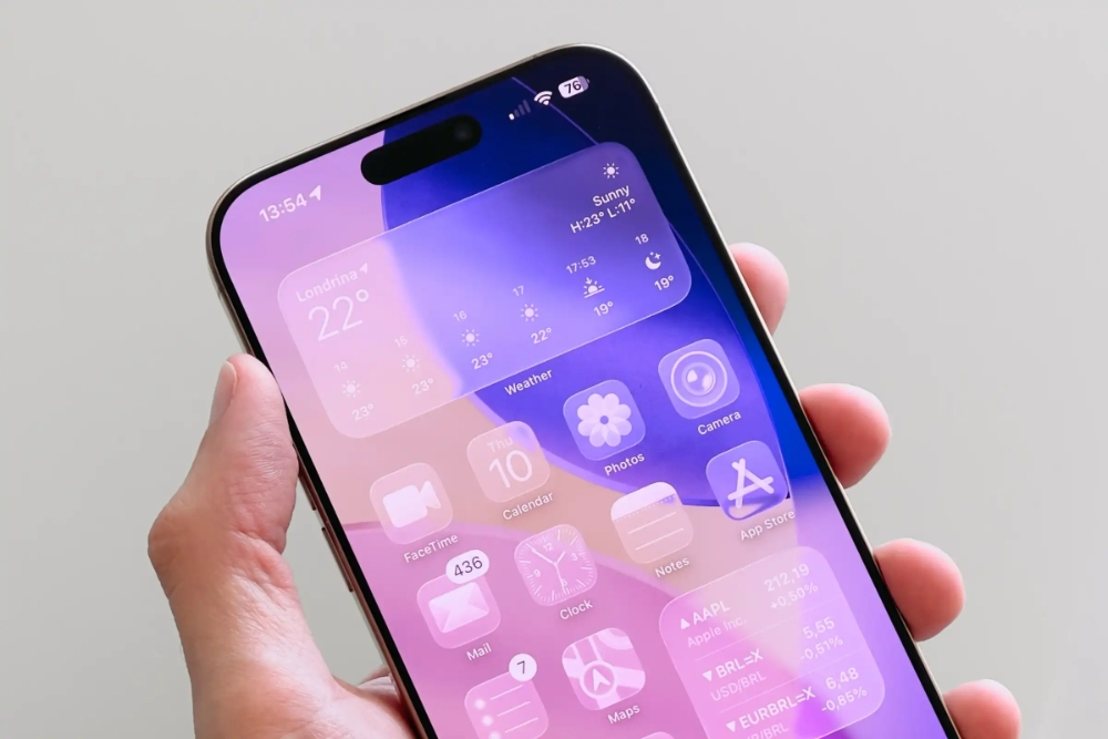 nguoi dung iphone phan no voi liquid glass tren ios 26 hinh anh 1