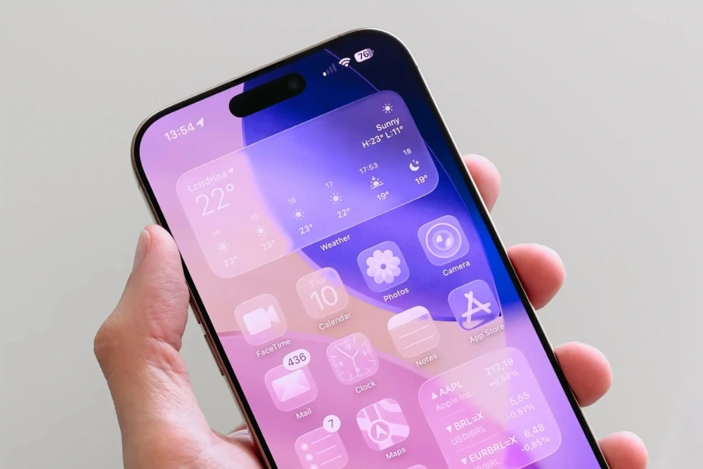 nguoi dung iphone phan no voi liquid glass tren ios 26 hinh anh 1