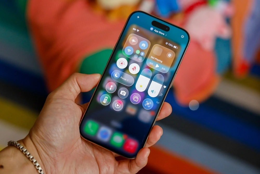 nguoi dung iphone phan no voi liquid glass tren ios 26 hinh anh 2