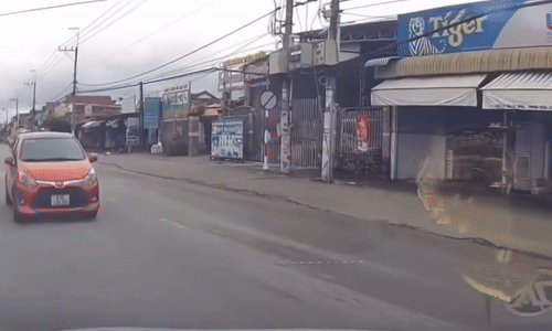 Đi ngược chiều, xe con cố thủ không chịu nhường đường
