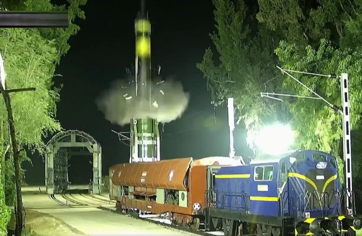 Ấn Độ phóng thử thành công tên lửa tầm trung Agni Prime trên đường ray
