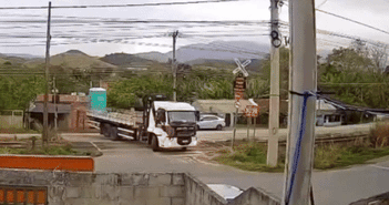 Xe đầu kéo bị tàu hỏa đâm bay Xe đầu kéo bị tàu hỏa đâm bay