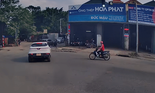 Xe máy vượt đèn đỏ đâm ngang hông ôtô