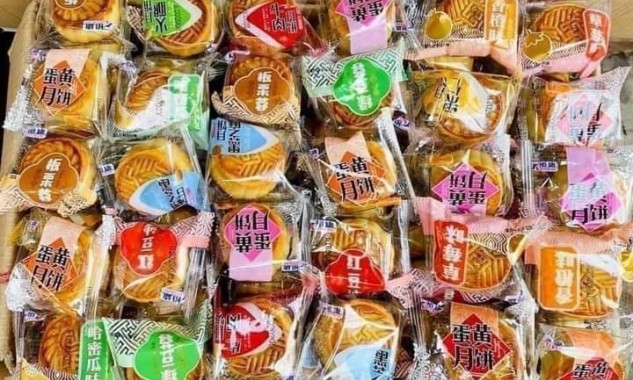 Bánh trung thu giá rẻ 'giật mình' được rao bán tràn lan trên 'chợ mạng'