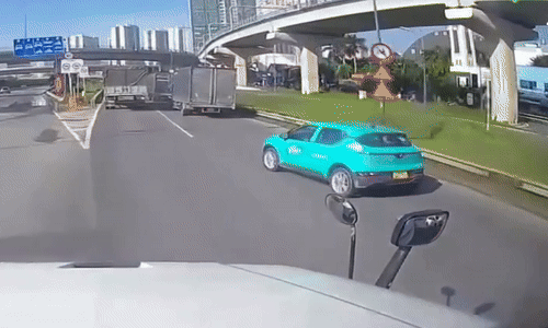 Taxi tạt đầu xe container như muốn 'nộp mạng'
