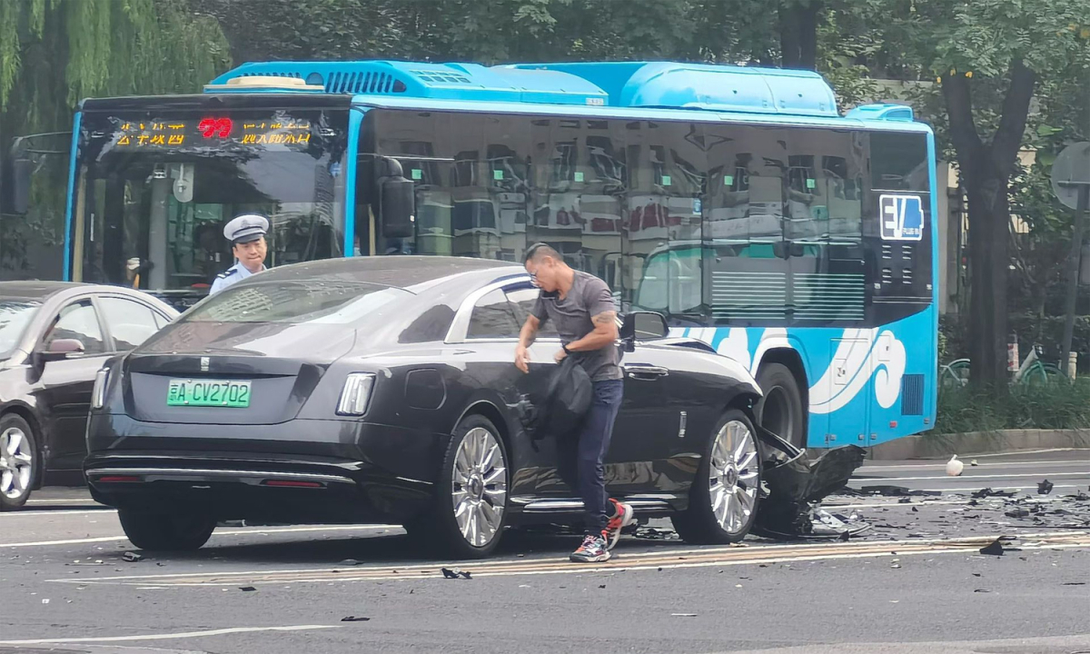 Blogger ôtô đâm nát đầu xe siêu sang Rolls-Royce