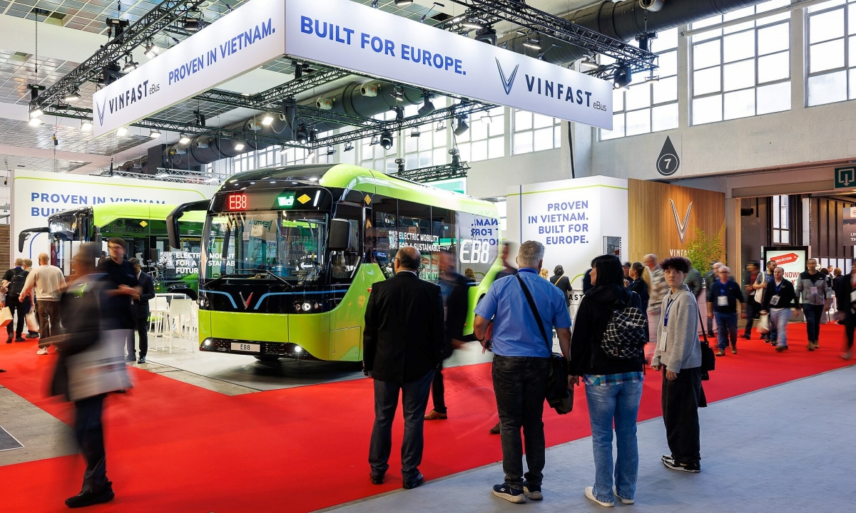 Hai mẫu bus điện VinFast ra mắt châu Âu