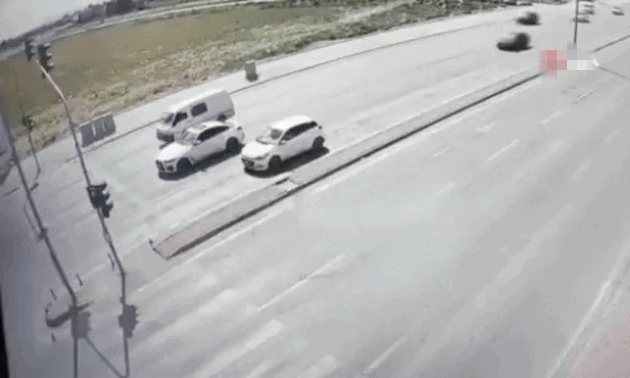 Ôtô dừng đèn đỏ bị xe khác đâm gãy đôi, tài xế thiệt mạng