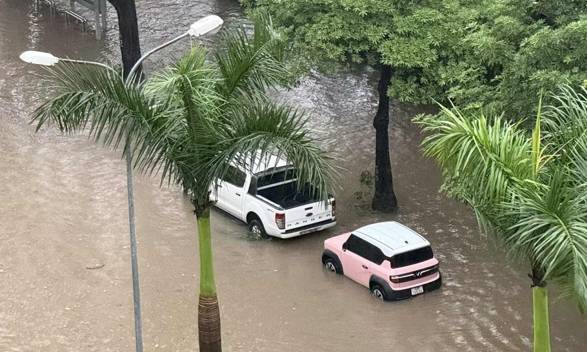 Xe đỗ vùng ngập nước có nên tháo ắc-quy?