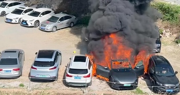 Ôtô bốc cháy trong bãi đỗ, thiêu rụi 7 xe khác Ôtô bốc cháy trong bãi đỗ, thiêu rụi 7 xe khác