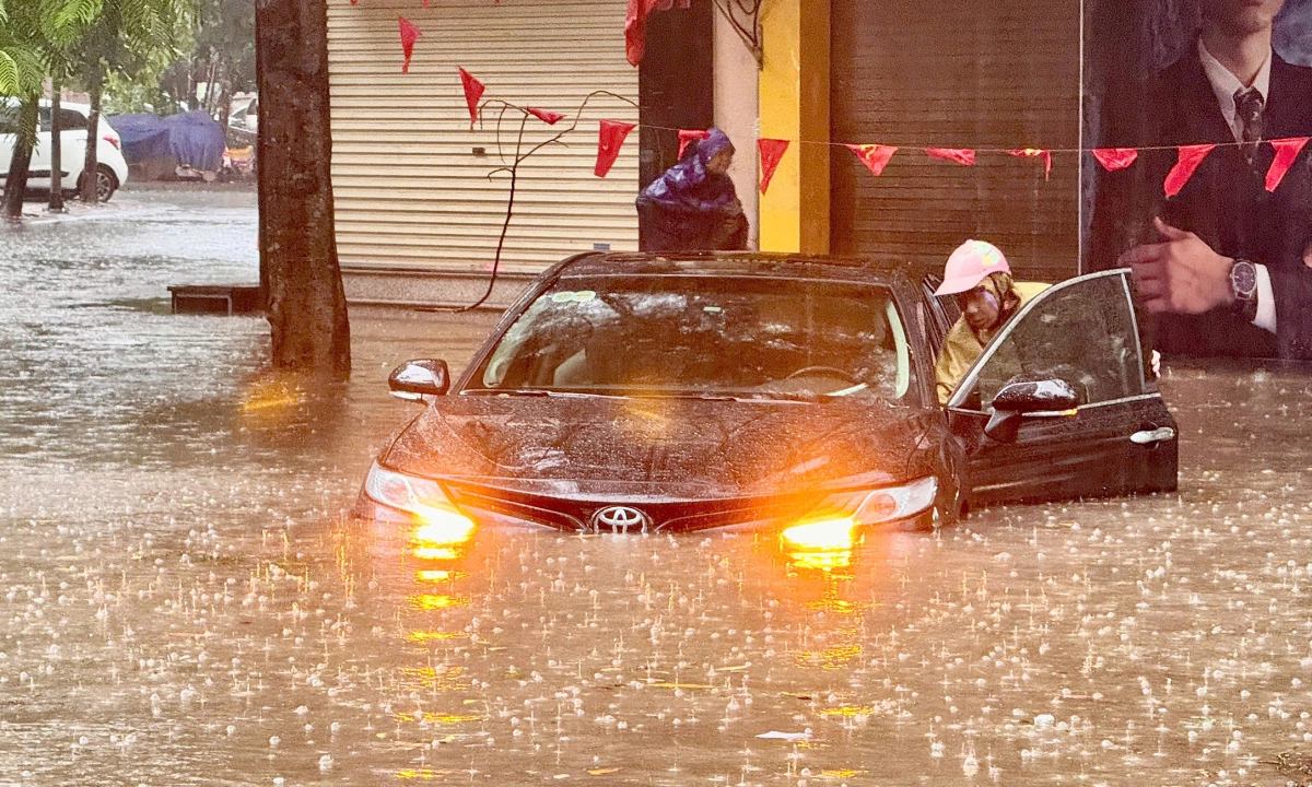 Hàng loạt ôtô 'chết đuối' trong mưa lớn tại Hà Nội