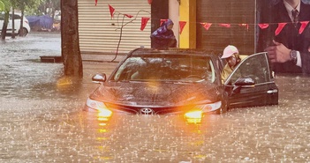 Hàng loạt ôtô 'chết đuối' trong mưa lớn tại Hà Nội Hàng loạt ôtô 'chết đuối' trong mưa lớn tại Hà Nội