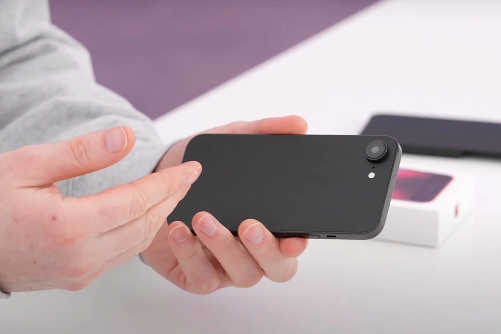 sau that bai cua iphone 16e, apple dat cuoc vao iphone 17e hinh anh 1