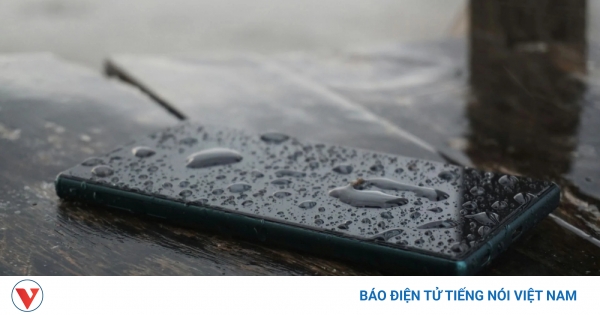 Cách bảo vệ điện thoại khỏi hư hỏng do nước trong mưa lũ