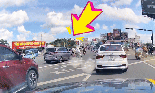 Xe máy cắt ngang đường lao thẳng vào ôtô