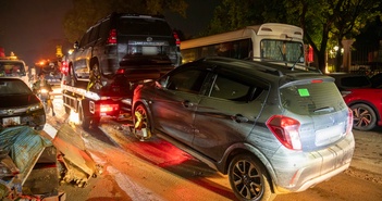 Hàng trăm ôtô ngập nước ở Thái Nguyên chờ xe cứu hộ Hàng trăm ôtô ngập nước ở Thái Nguyên chờ xe cứu hộ