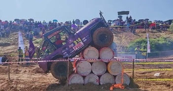 Tài xế Việt đua xe vượt địa hình Tài xế Việt đua xe vượt địa hình