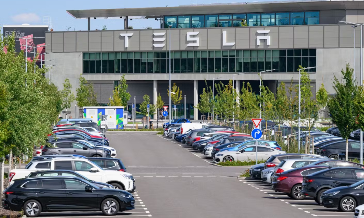 Nhân viên Tesla đua xe trong bãi đỗ của nhà máy