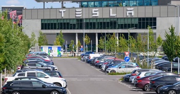 Nhân viên Tesla đua xe trong bãi đỗ của nhà máy Nhân viên Tesla đua xe trong bãi đỗ của nhà máy