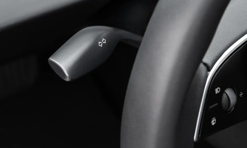 Tesla cắt cần gạt xi-nhan trên xe rồi bán với giá gần 600 USD