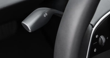 Tesla cắt cần gạt xi-nhan trên xe rồi bán với giá gần 600 USD Tesla cắt cần gạt xi-nhan trên xe rồi bán với giá gần 600 USD
