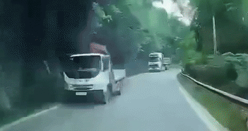 Lấn làn ở khúc cua, người đi xe máy lao thẳng vào đầu ôtô Lấn làn ở khúc cua, người đi xe máy lao thẳng vào đầu ôtô