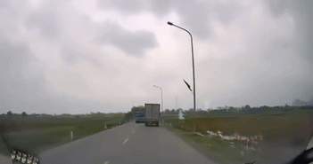 Xe buýt lấn làn, đâm nát sườn xe tải nhỏ Xe buýt lấn làn, đâm nát sườn xe tải nhỏ
