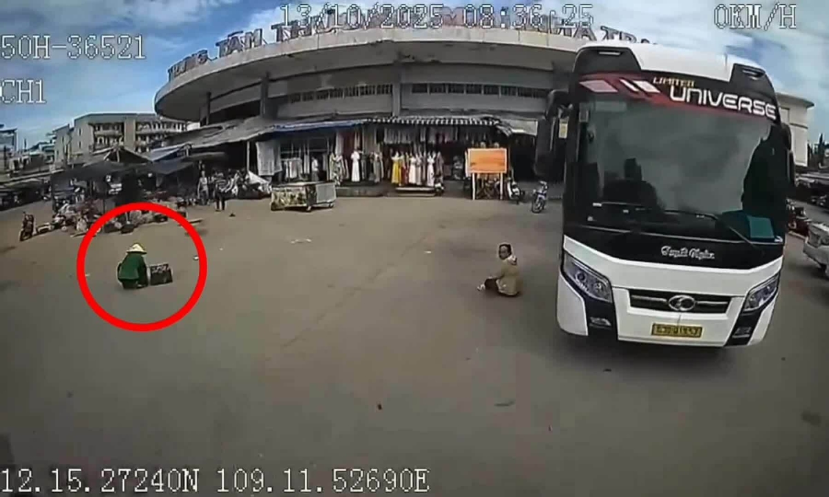 Ôtô khách cán qua người ngồi trong bến xe