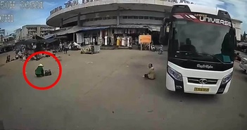 Ôtô khách cán qua người ngồi trong bến xe Ôtô khách cán qua người ngồi trong bến xe
