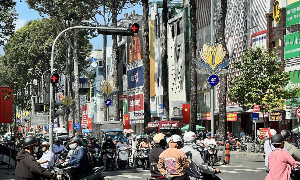 Vì sao có đèn dấu cộng màu đỏ tại các giao lộ?