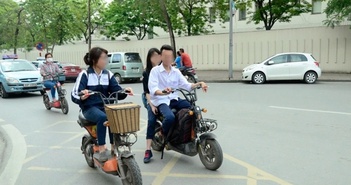 Học sinh đi xe đạp điện ngã vào xe máy, người lái có phải đền? Học sinh đi xe đạp điện ngã vào xe máy, người lái có phải đền?
