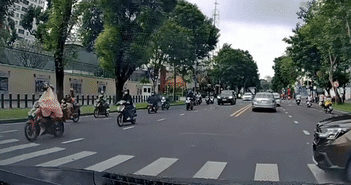 Ôtô đâm bay xe máy ở vạch kẻ đường dành cho người đi bộ Ôtô đâm bay xe máy ở vạch kẻ đường dành cho người đi bộ