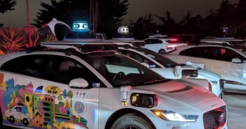 Gọi cùng lúc 50 robotaxi đến một chỗ nhưng không đi Gọi cùng lúc 50 robotaxi đến một chỗ nhưng không đi